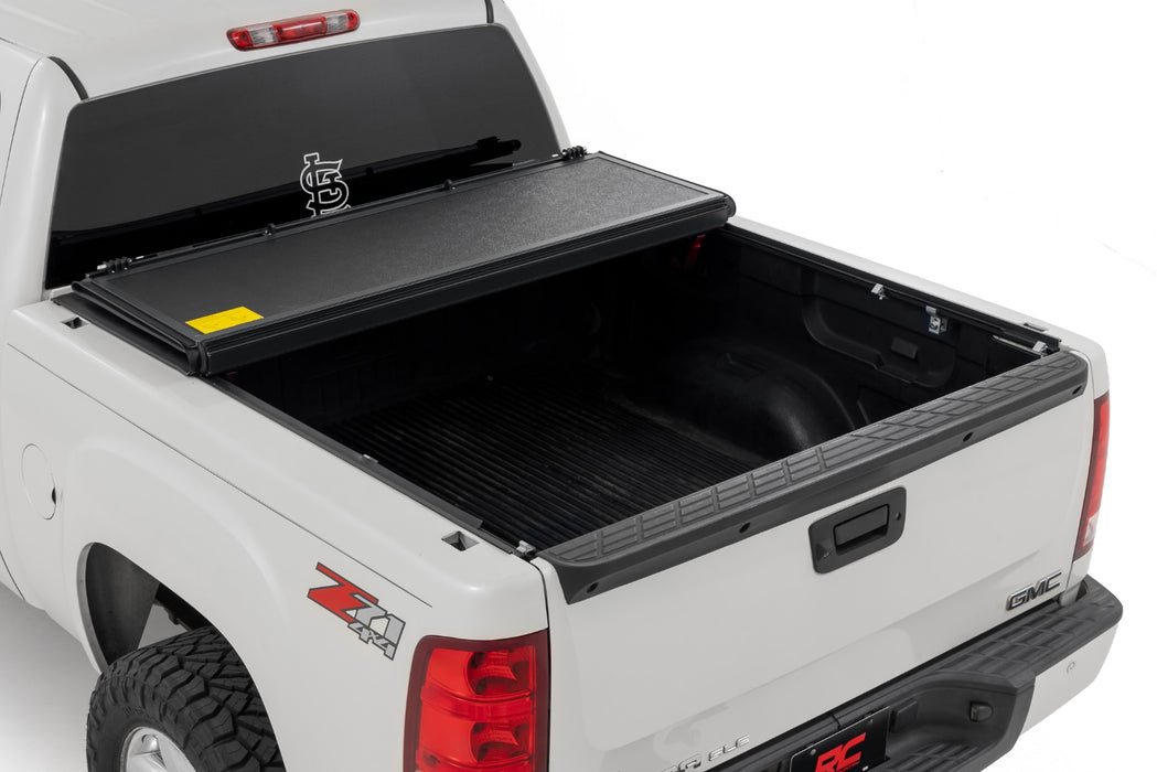 Rough Country Hard Low Profile Bed Cover - 5'9" Bed - No Rail Caps | Chevy/GMC 1500 (07-13)